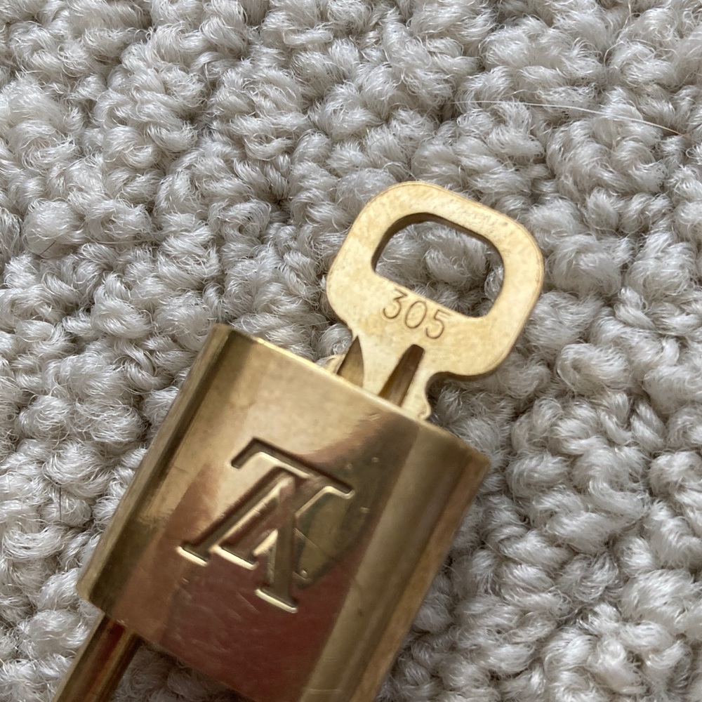 Louis Vuitton Lock and Key Gold Padlock Authentic #305 Like New Luxury - Picture 5 of 7